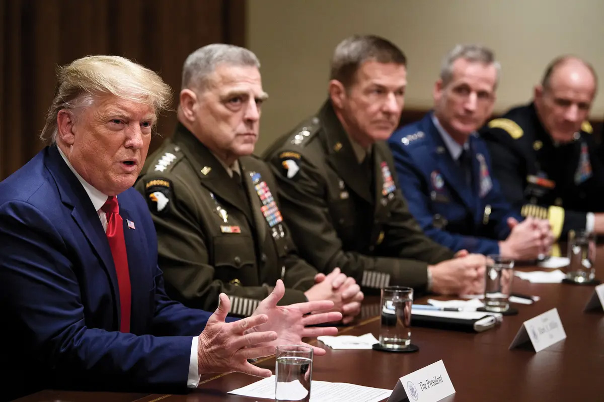 O Gen Mark Milley (segundo da esquerda para a direita), Chefe do Estado-Maior Conjunto, e demais integrantes ouvem o Presidente Donald Trump durante uma reunião com a alta liderança militar em 7 de outubro de 2019.