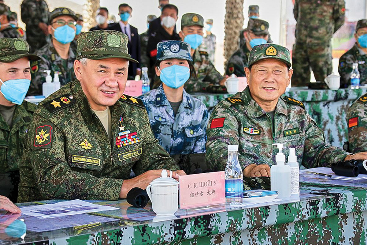O Ministro da Defesa russo, Sergei Shoigu (à esquerda), e o Ministro da Defesa chinês, Wei Fenghe, assistem a um exercício militar conjunto da Rússia e da China, na Região Autônoma de Ningxia Hui, na China, em 13 de agosto de 2021