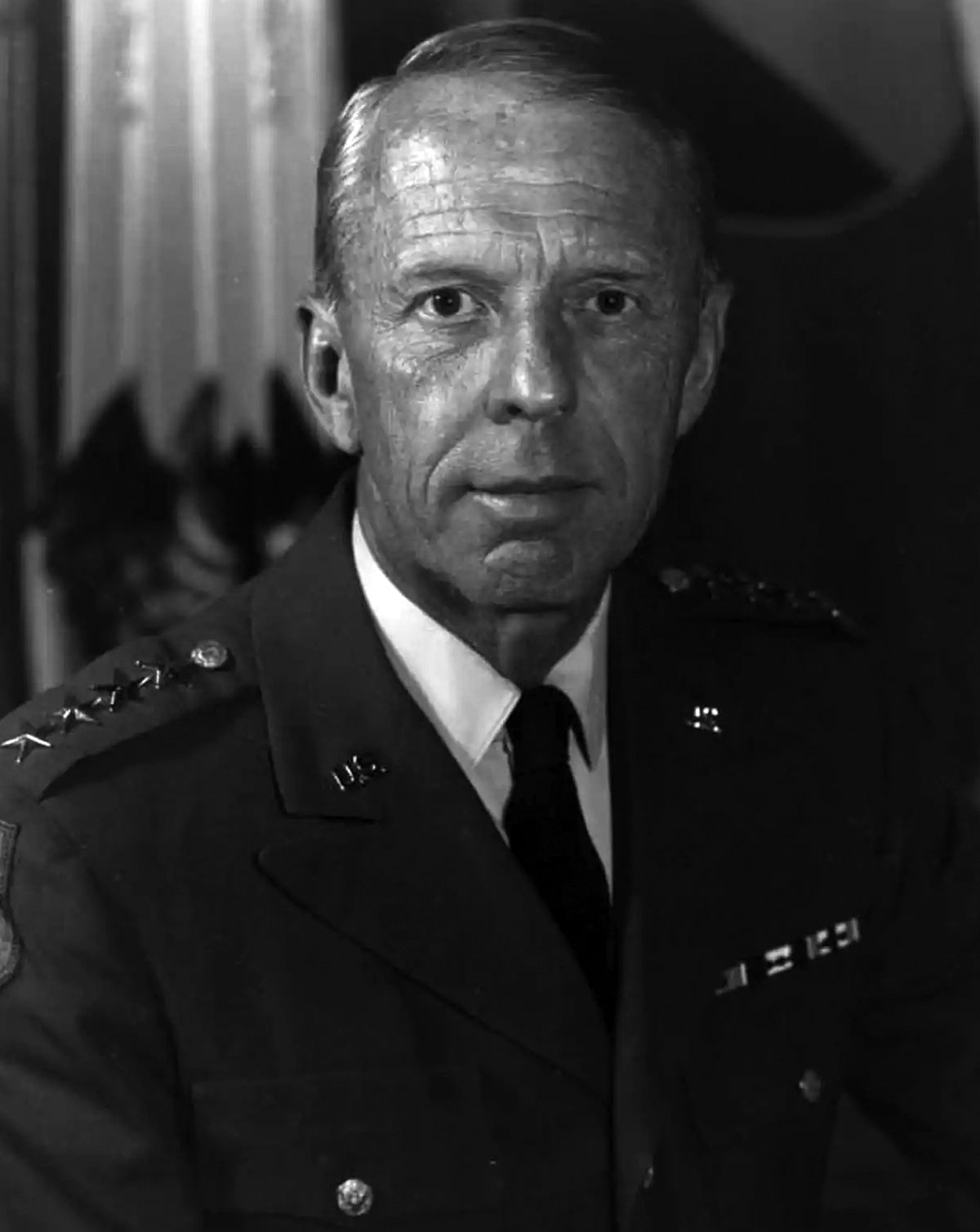 O Gen William E. DePuy, do Exército dos EUA, foi o primeiro comandante do Comando de Instrução e Doutrina do Exército dos EUA