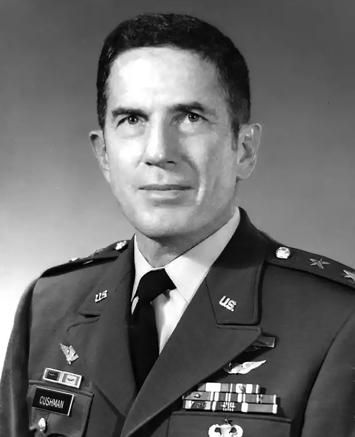 O Gen Div John H. Cushman foi o primeiro Comandante do Centro de Armas