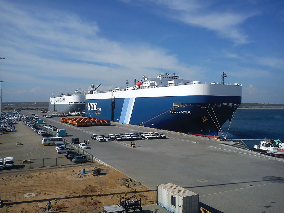 Navios porta-contêineres atracam no porto de Hambantota, no Sri Lanka, em 27 de setembro
de 2013