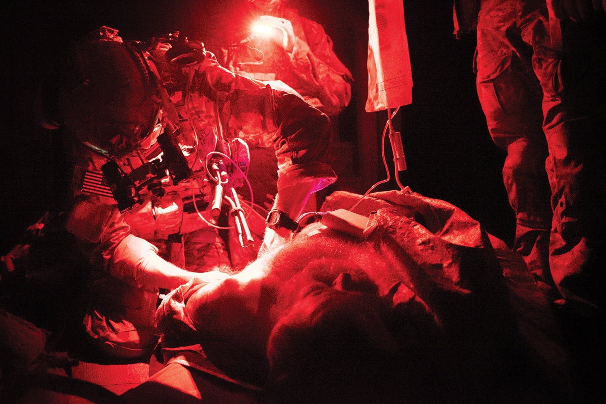 Ranger paramédico de combate do 2º Batalhão, 75º Regimento Ranger, Exército dos EUA participa de treinamento médico de rotina em agosto de 2019