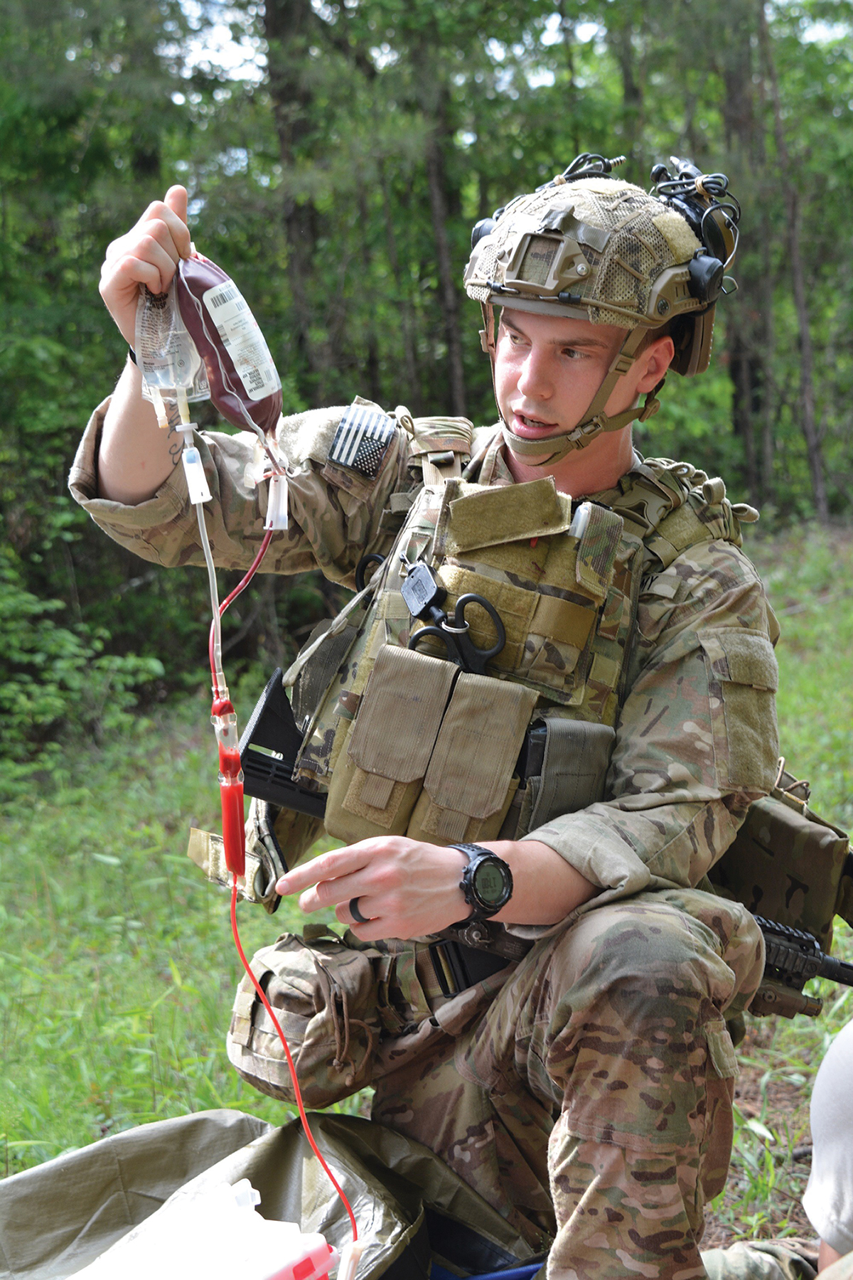 Paramédico do 75º Regimento Ranger participa de treinamento em gestão de trauma em combate em 15 de abril de 2015, no atual Fort Moore