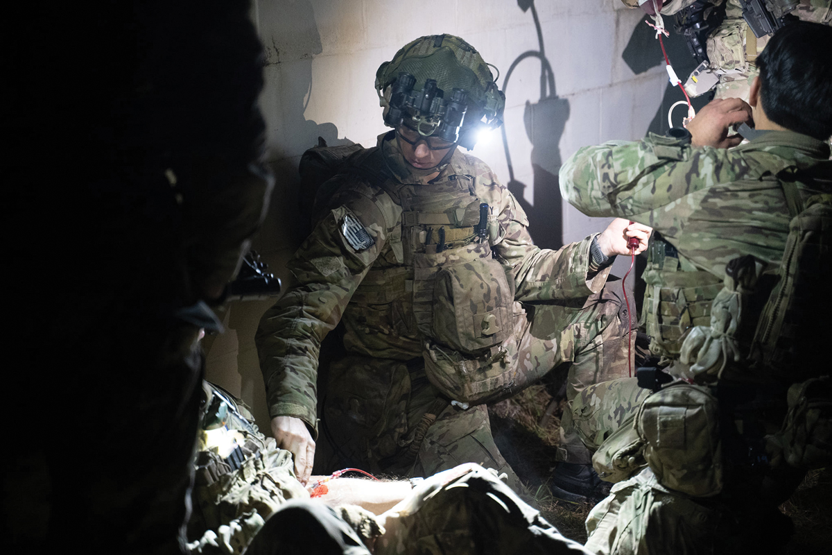Paramédico do 75º Regimento Ranger participa de treinamento em gestão de trauma em combate em 15 de abril de 2015, no atual Fort Moore