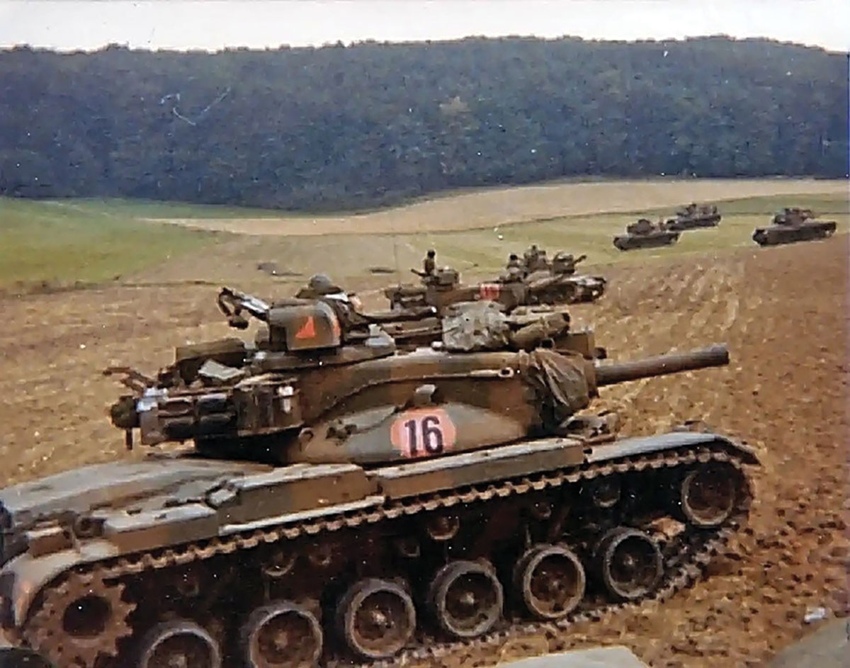 Carros de combate M-60 do Exército dos EUA durante adestramento no Passo de Fulda, na Alemanha Ocidental, onde os EUA e a OTAN esperavam que as forças soviéticas e do Pacto de Varsóvia atacassem primeiro caso uma guerra quente irrompesse durante a Guerra Fria na Europa