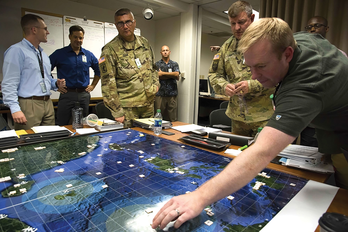Alunos da Naval Postgraduate School participam de jogos de guerra analíticos que criaram para explorar soluções para algumas das preocupações de segurança nacional mais urgentes do Departamento de Defesa, em 3 de junho de 2018, em Monterey, Califórnia
