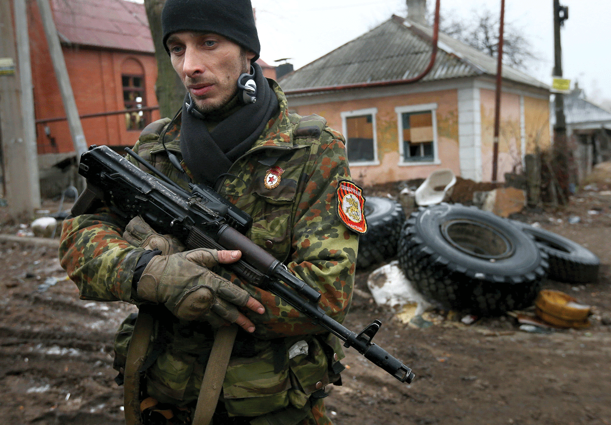 Cerca del Aeropuerto Internacional de Donetsk (Ucrania), un hombre del Batallón Vostok, de la República Popular de Donetsk, patrulla la zona residencial de Oktyabrsky el 16 de diciembre de 2014. (Foto: Valery Sharifulin/TASS/Alamy Live News)