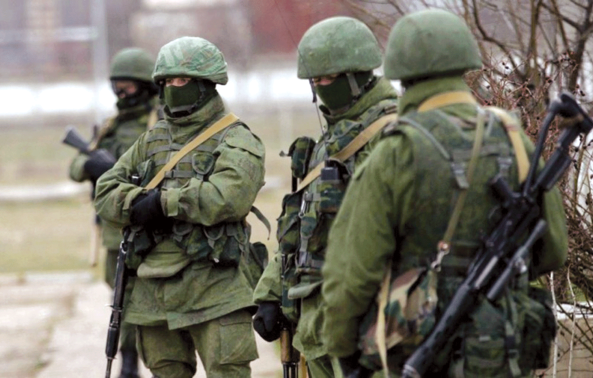 Los «hombrecitos verdes» de Rusia facilitando la anexión de la península ucraniana de Crimea en febrero de 2014