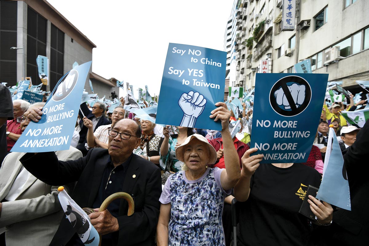 Independentistas de Taiwán piden un referéndum para hacer una declaración formal de autonomía frente a la sede del Partido Democrático Progresista el 20 de octubre de 2018 en Taipei.