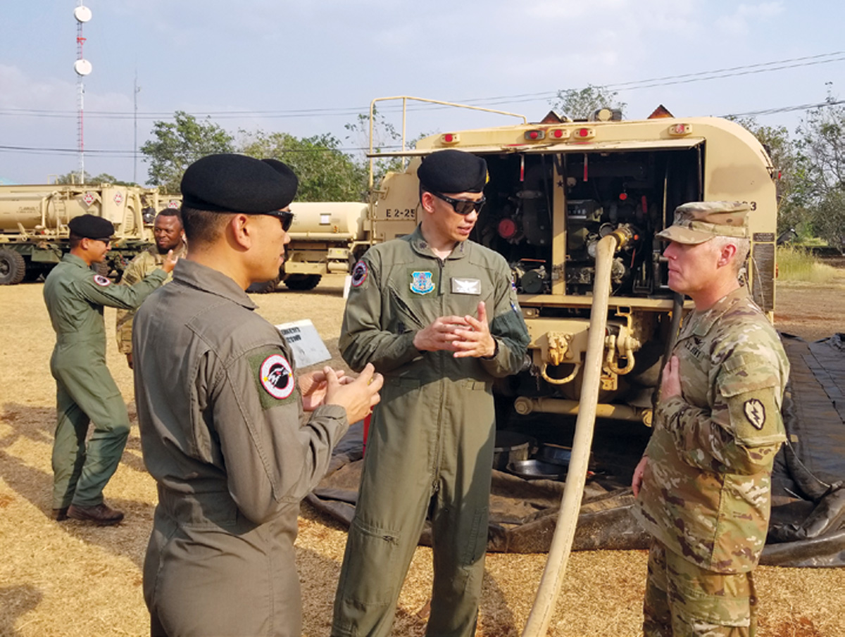 El oficial técnico 4 Trevor J. Saari en una conversación con aviadores del Real Ejército Tailandés a principios de 2019