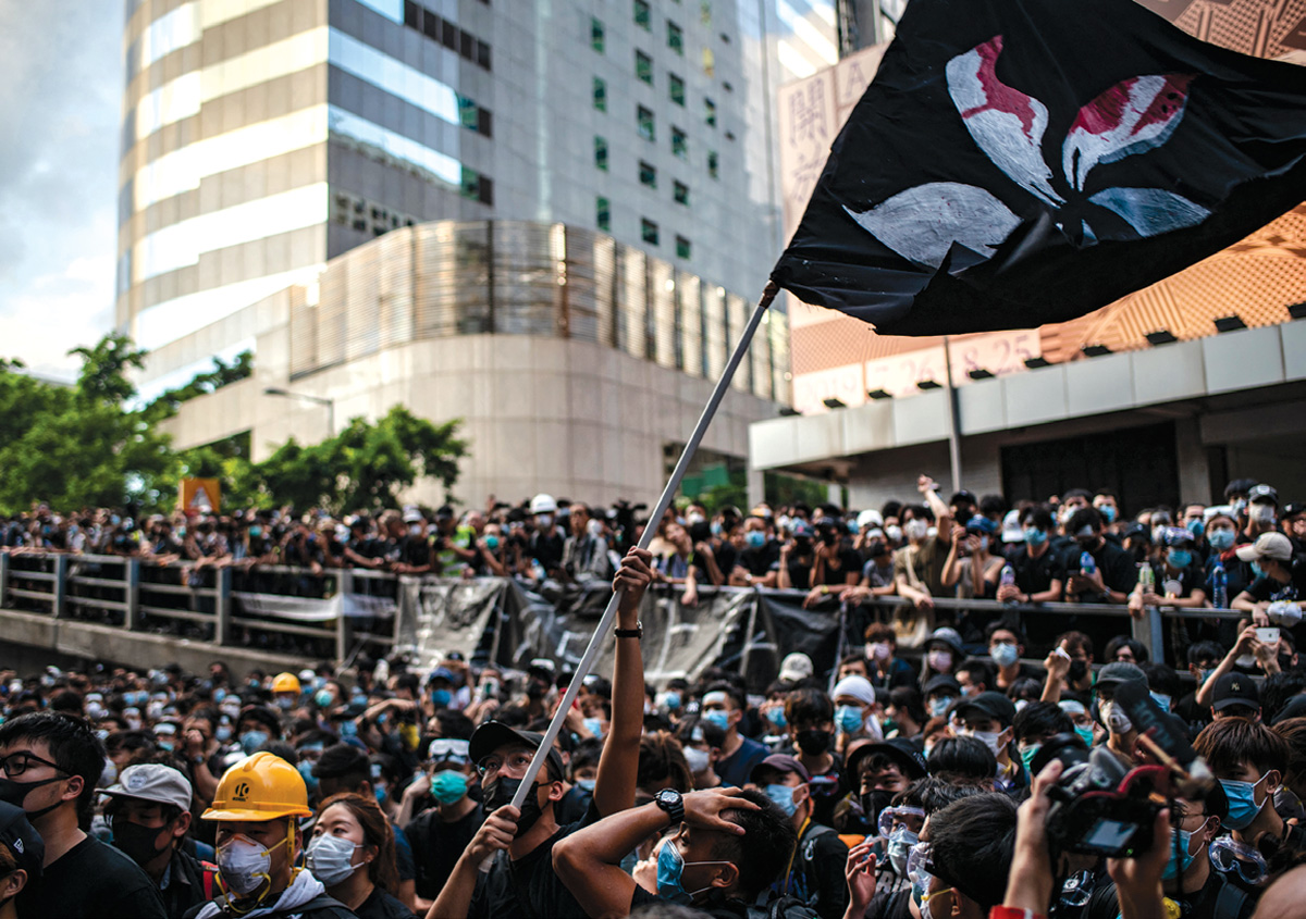 Un manifestante ondea la bandera de Hong Kong el 21 de junio de 2019