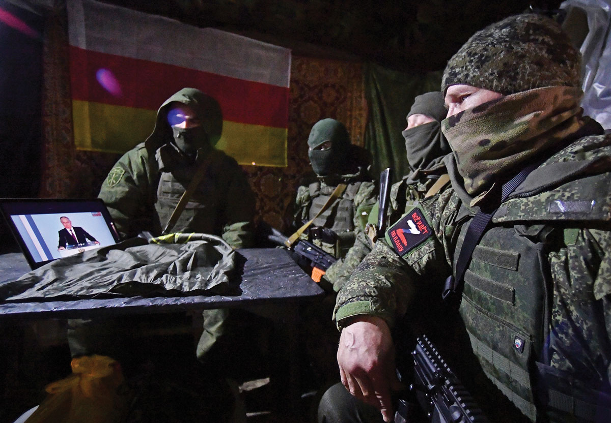 Mientras la operación militar de Rusia en Ucrania continúa, tropas rusas de defensa radiológica, química y biológica del Distrito Militar Sur ven una transmisión en línea del discurso anual del presidente ruso Vladimir Putin a la Asamblea Federal en un ordenador portátil en un lugar desconocido
