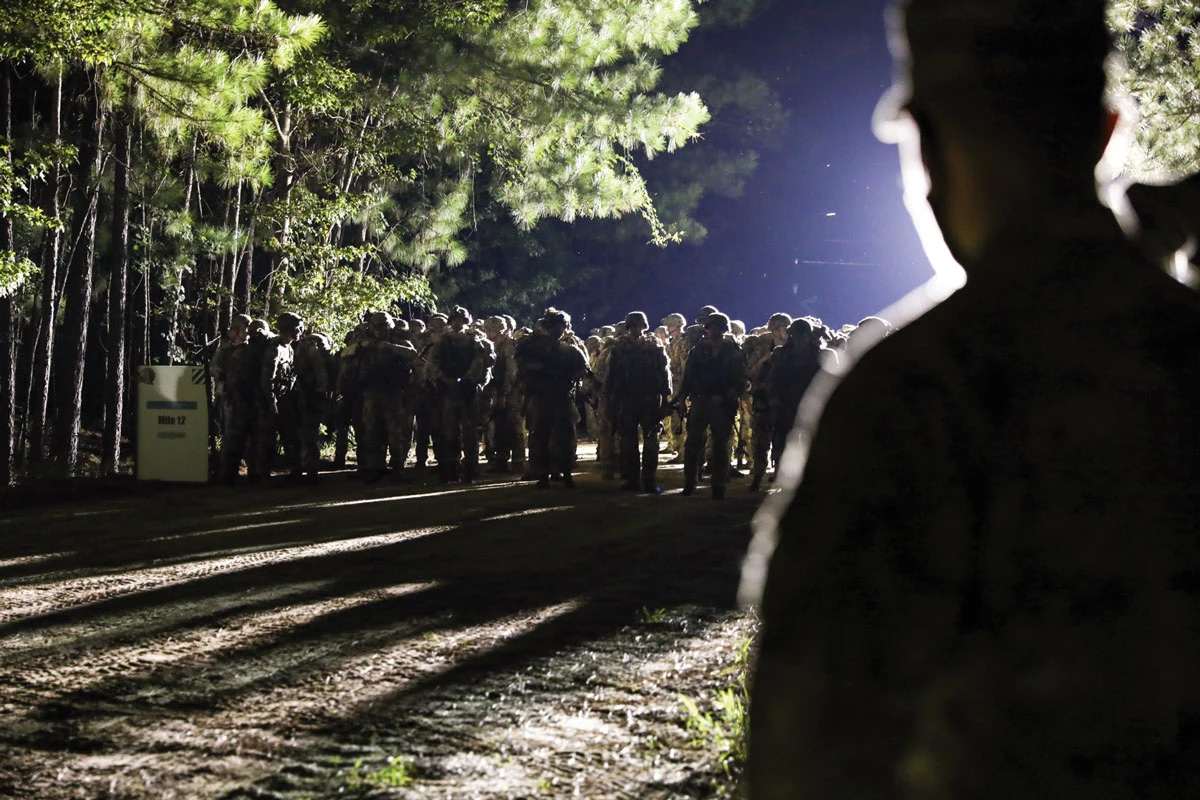 Aspirantes inician una marcha de doce millas como su último evento importante para las pruebas de la Insignia de Soldado Experto de Infantería y la Insignia de Soldado Experto el 20 de agosto de 2021 en Fort Stewart, Georgia.