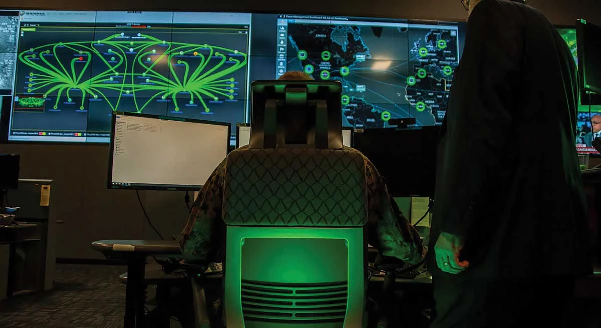 Integrantes del Comando Ciberespacial del Cuerpo de Infantería de Marina monitorean operaciones informáticas el 5 de febrero de 2020 en el Centro de Operaciones Cibernéticas de Fort Meade, Maryland