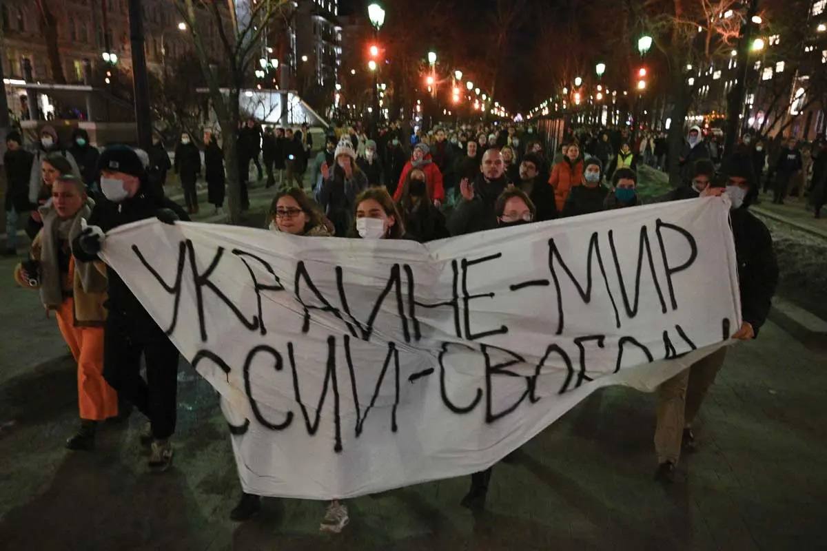 Manifestantes marchan con una pancarta que dice «Ucrania—Paz, Rusia—Libertad», en Moscú el 24 de febrero de 2022 tras el ataque de Rusia a Ucrania