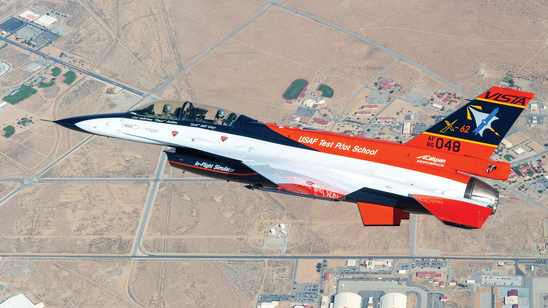 Foto de una aeronave de pruebas de simulación de entrenamiento realizando un vuelo sobre terreno desconocido, tripulada por dos pilotos.