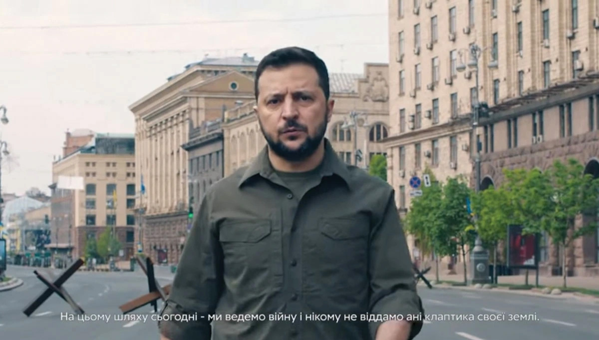 Un vídeo muestra al presidente ucraniano, Volodymyr Zelensky, caminando por las calles de Kiev mientras transmite un mensaje del Primero de Mayo al pueblo ucraniano