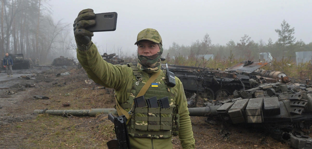 Soldado ucraniano se hace un selfi frente a un tanque ruso T-72 destruido el 1 de abril de 2022 en la localidad de Dmytrivka, Kiev, Ucrania