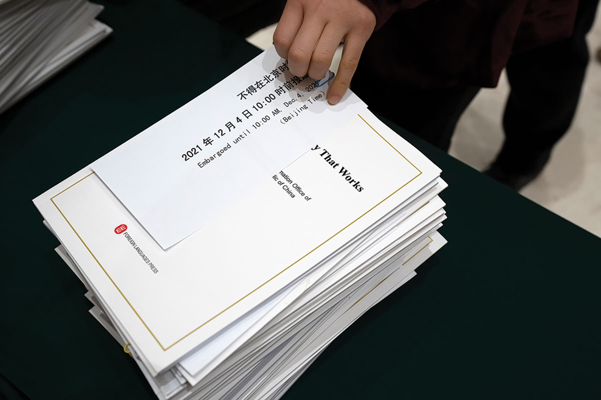 Una foto de copias de un comunicado de prensa del gobierno chino destinadas a ser distribuidas a los miembros de los medios de comunicación internacionales.