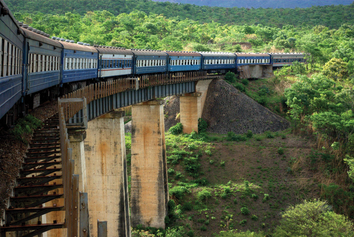 Un tren de pasajeros del ferrocarril Tanzania-Zambia cruza un puente en África.
