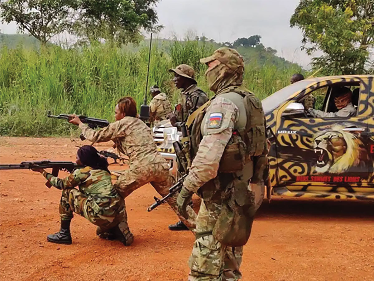 Mercenarios enmascarados del Grupo Wagner supervisan el entrenamiento de combatientes en la República Centroafricana a finales de 2022.
