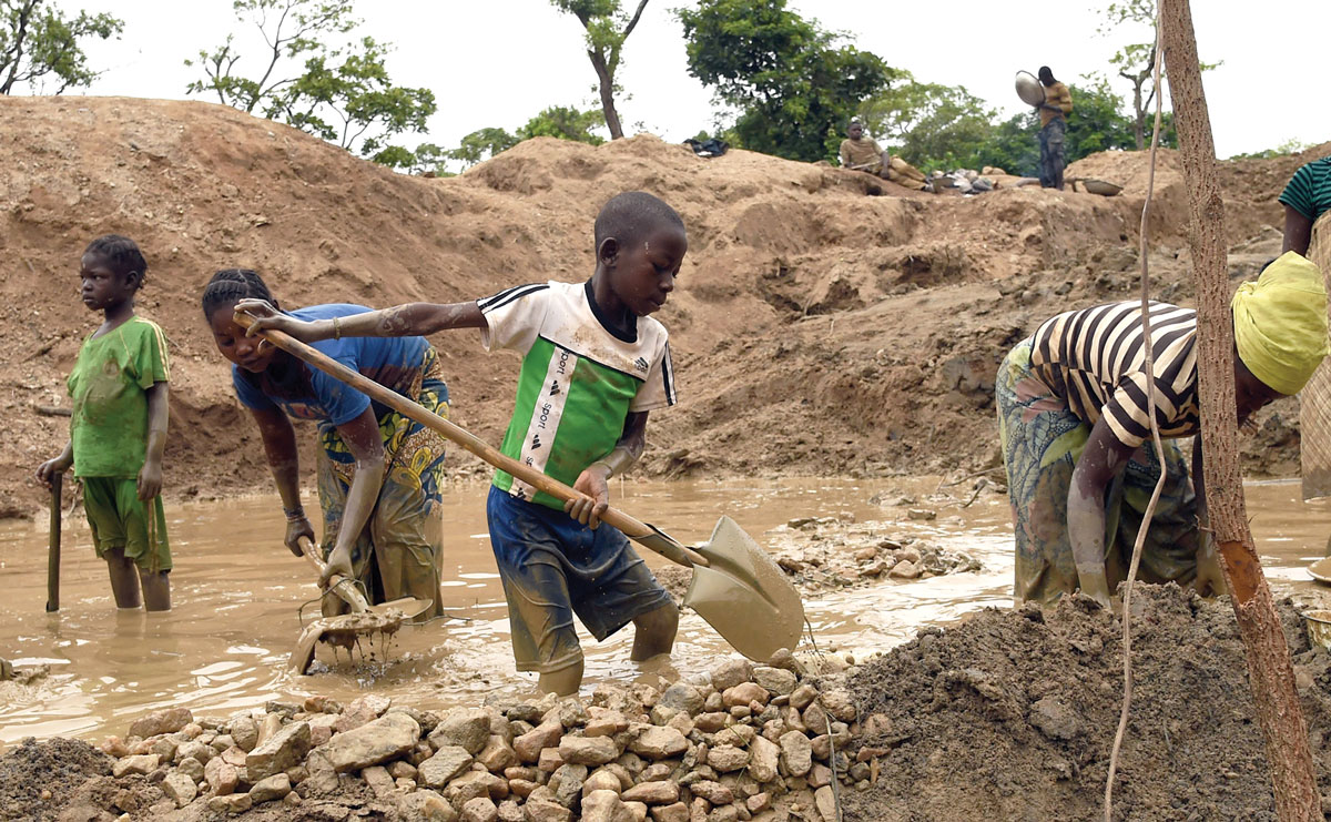 Niños extrayendo oro en una mina tradicional en la República Centroafricana