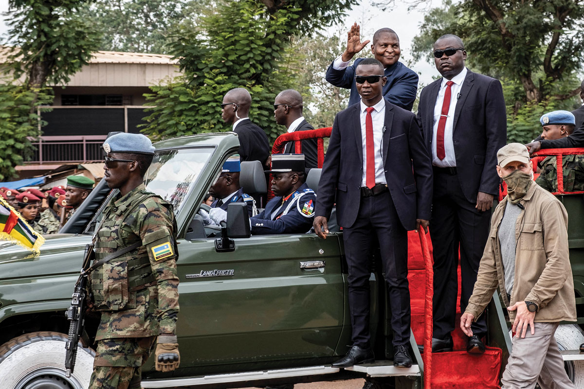 Un agente del Grupo Wagner ofrece protección personal al presidente de la República Centroafricana durante un desfile militar en Bangui.