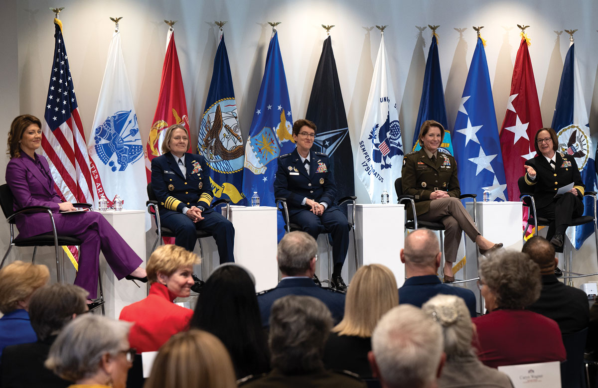 Mujeres almirantes y generales de las Fuerzas Armadas de Estados Unidos celebran una mesa redonda con motivo del Mes de la Historia de la Mujer en el Monumento a la Mujer Militar del Cementerio Nacional de Arlington, Virginia. 
