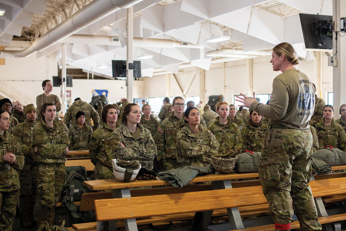 Una reunión con mujeres paracaidistas de EUA discutiendo los detalles de un salto solo de mujeres en la Base Conjunta Elmendorf-Richardson, Alaska