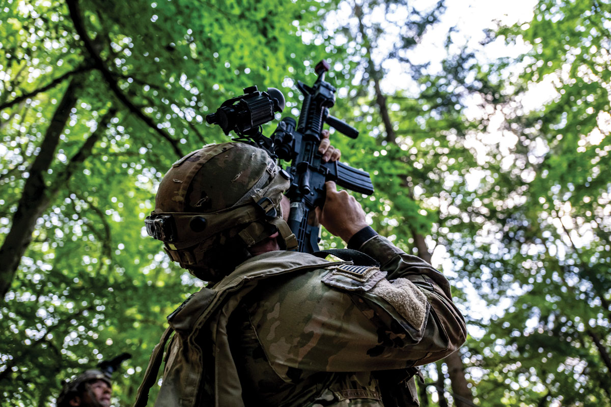 Un soldado asignado al 3.er Equipo de Combate de Brigada de Infantería, 25.ª División de Infantería, opera un dron para observar los movimientos de las fuerzas contrarias en el South Range, Schofield Barracks, Hawái, el 6 de noviembre de 2023