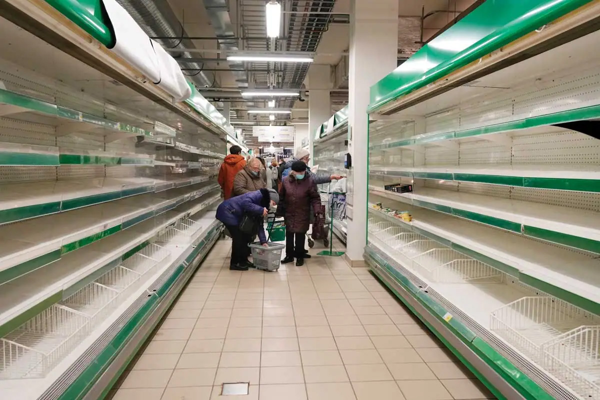 Personas compran los últimos alimentos que quedan en una tienda PRISMA el 15 de marzo de 2022 en San Petersburgo, Rusia