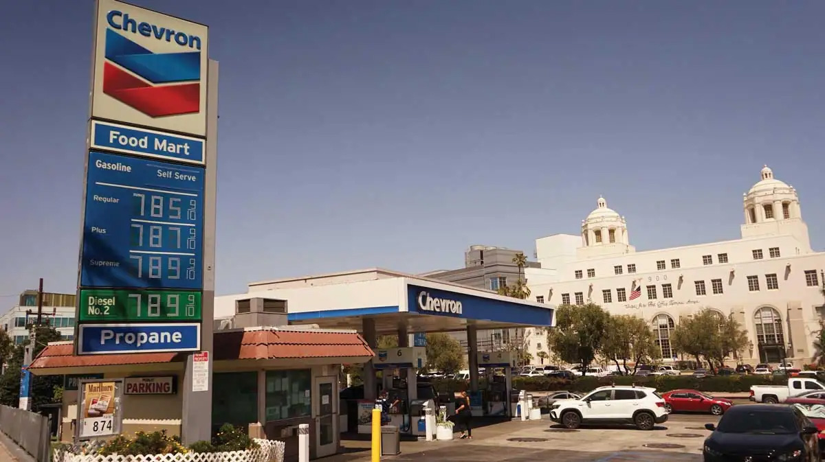 Los precios de la gasolina se muestran en una gasolinera el 1 de junio de 2022 en Los Angeles