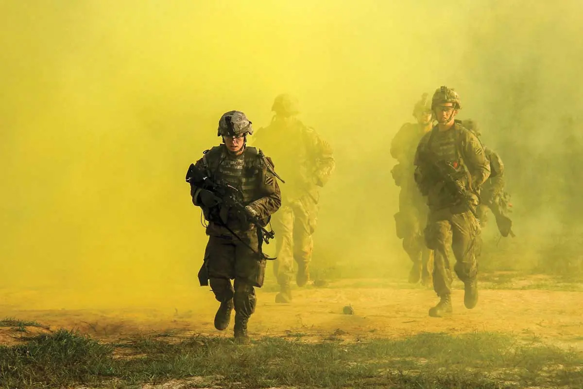 Integrantes de la Guardia Nacional del Estado de Georgia se apresuran hacia su objetivo durante un ejercicio con fuego en vivo el 12 de mayo de 2018 en el Centro de Entrenamiento de Preparación Conjunta (JRTC), Fort Polk, Luisiana