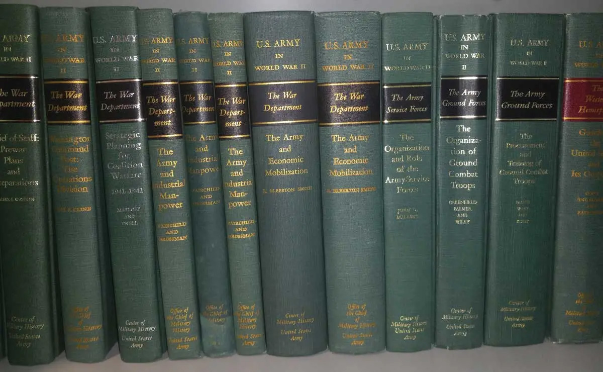Una pequeña colección de libros de los setenta y ocho tomos del U.S. Army in World War II