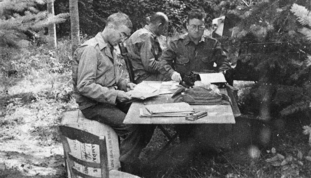 EEl teniente coronel S. L. A. Marshall recopila notas de entrevistas en Normandía en 1944