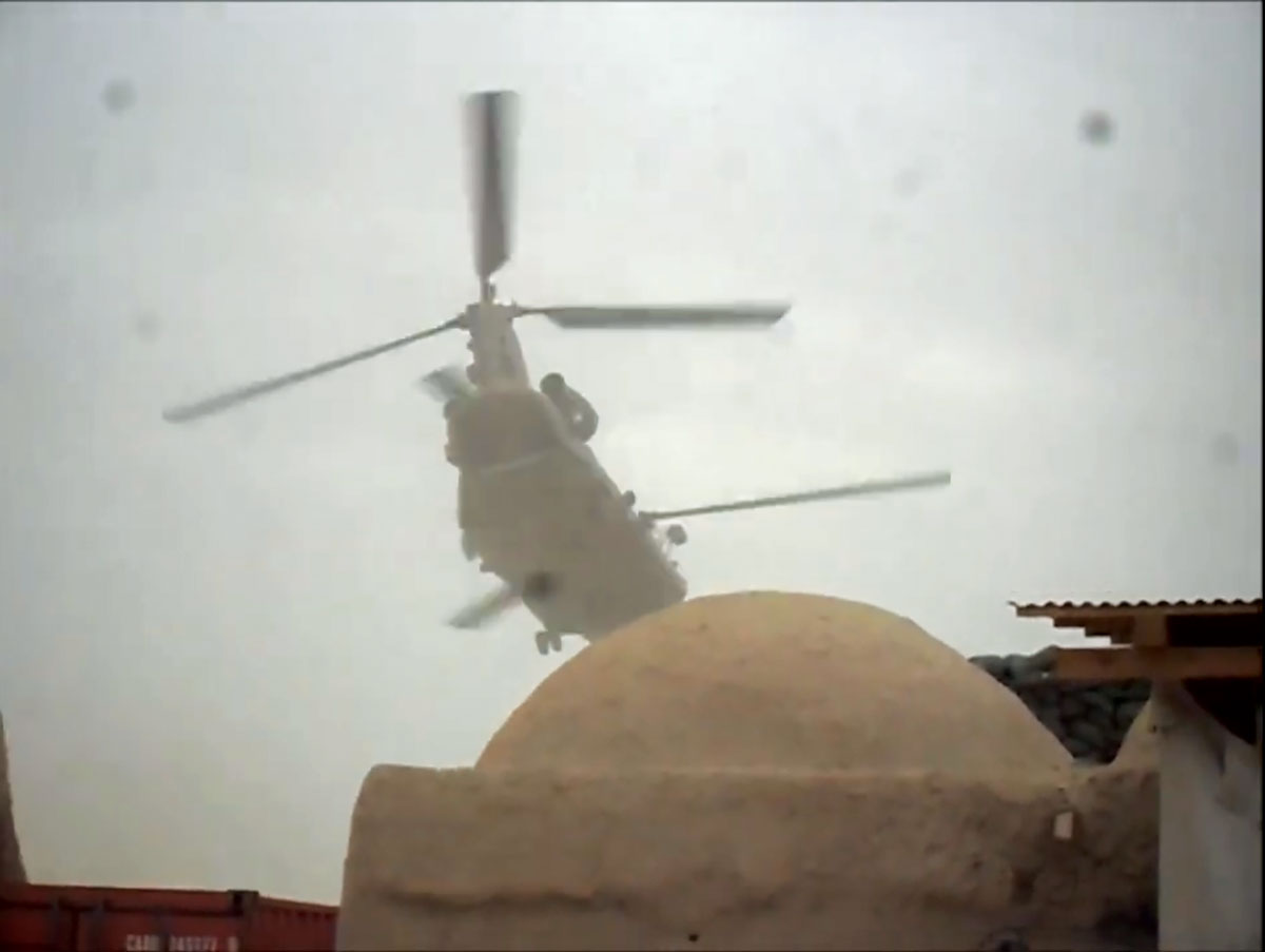 Un helicóptero Chinook del Equipo de Respuesta a Emergencias Médicas despega de la Base de Patrulla Qudrat para llevar a Andy al hospital en Camp Bastion, Afganistán