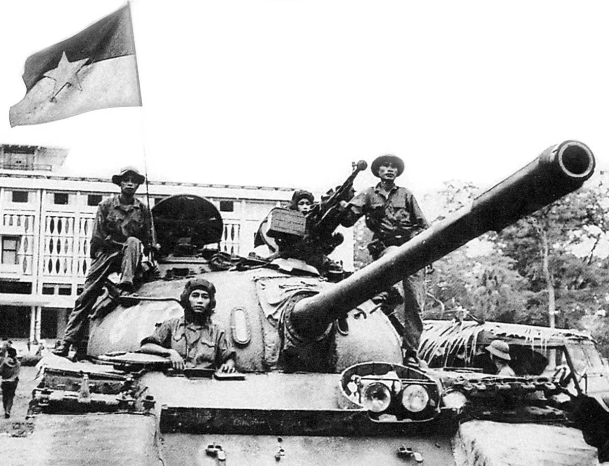 Un tanque del ejército norvietnamita enarbola la bandera del Frente de Liberación Nacional el 30 de abril de 1975 en el Palacio Presidencial de Saigón, capital de Vietnam del Sur. La caída de Saigón en manos de las fuerzas comunistas marcó el final de la guerra de Vietnam