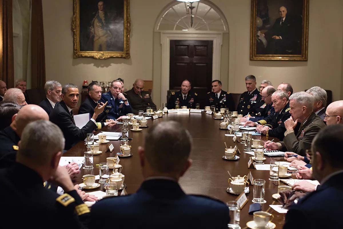 El presidente Barack Obama y el vicepresidente Joe Biden celebran una reunión el 12 de noviembre de 2013 con los comandantes de combate y la cúpula militar en la Sala del Gabinete de la Casa Blanca