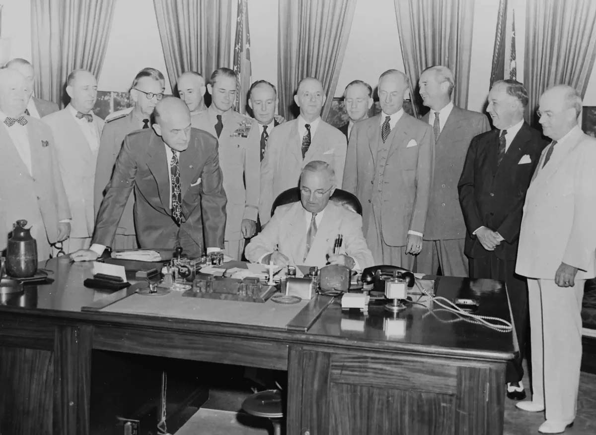 arios dignatarios presencian la firma por parte del presidente Harry S. Truman de la Resolución de la Cámara (H.R.) 5632, las Enmiendas a la Ley de Seguridad Nacional de 1949, el 10 de agosto de 1949 en el Despacho Oval de la Casa Blanca, Washington, D.C. La H.R. 5632 convirtió el Establecimiento Militar Nacional existente en el nuevo Departamento de Defensa e introdujo otros cambios en el sistema de seguridad nacional