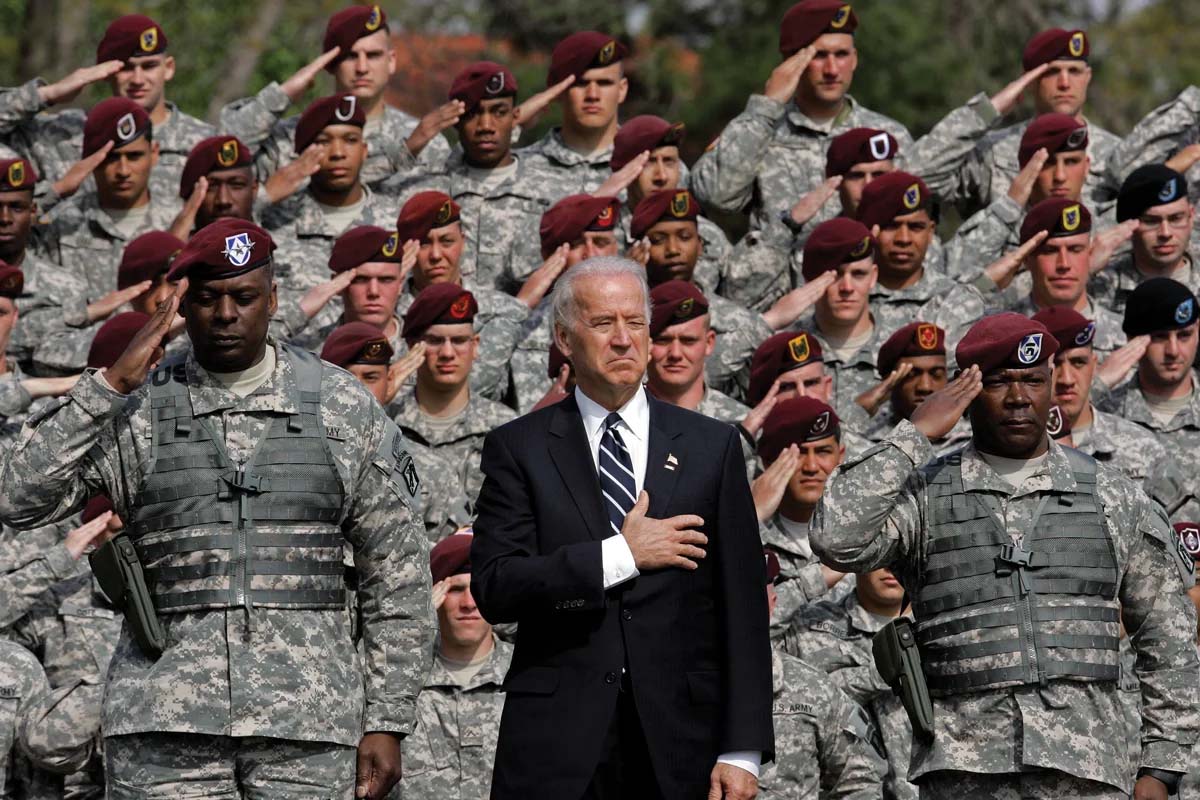 El entonces vicepresidente Joe Biden durante el himno nacional en una ceremonia de bienvenida a casa para el XVIII Cuerpo Aerotransportado el 8 de abril de 2009 en Fort Bragg