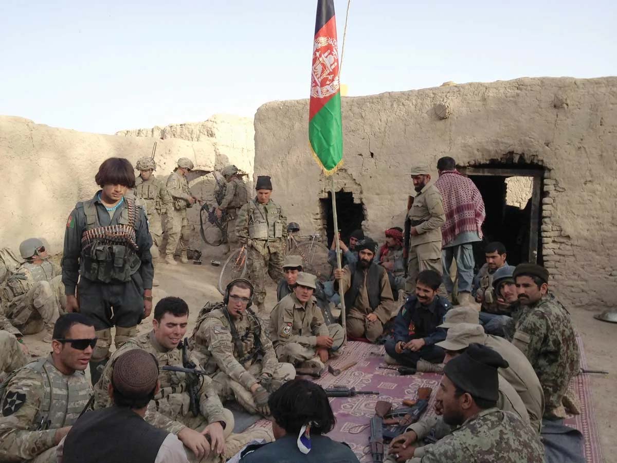 El autor consulta con las Fuerzas Nacionales de Seguridad Afganas y los dirigentes locales durante una operación de despeje en Siah Choy, Zhari, Kandahar, Afganistán, el 27 de marzo de 2012