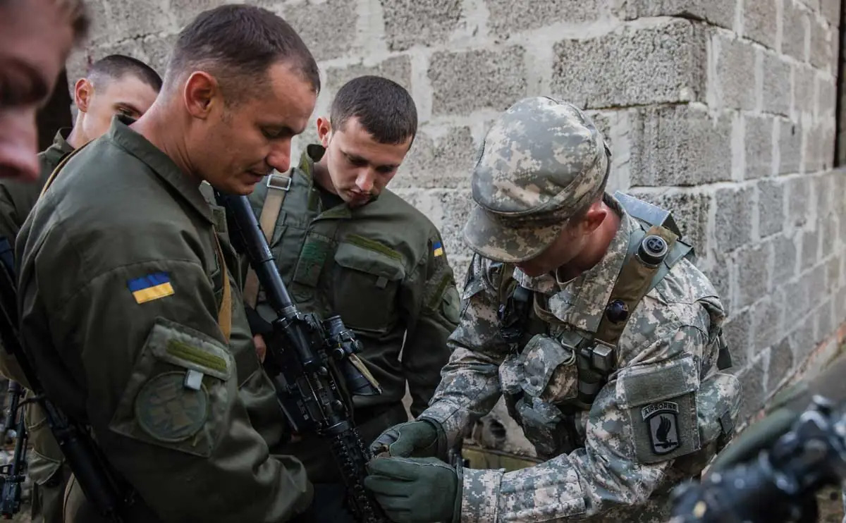 El sargento Richard Lacombe, soldado de la Compañía C, 173ª Brigada Aerotransportada, muestra a los soldados de la Guardia Nacional ucraniana los procedimientos adecuados para manejar un rifle M4 durante un entrenamiento situacional en el ejercicio Rapid Trident 2014.