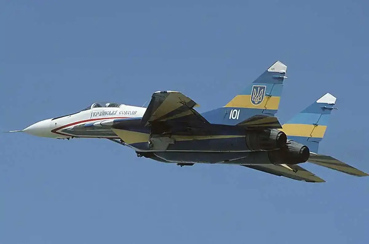 Un avión Mikoyan-Gurevich MiG-29A (9-12A) de la fuerza aérea ucraniana sale del Royal International Air Tattoo 1997 en Fairford, Inglaterra.