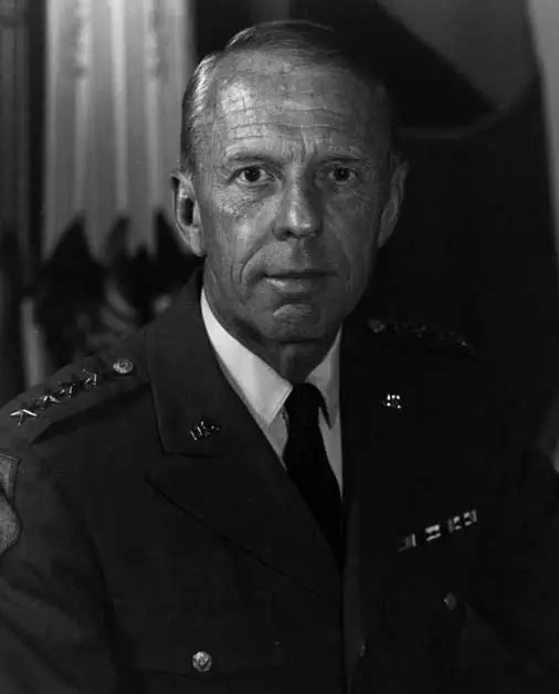 El general William E. DePuy