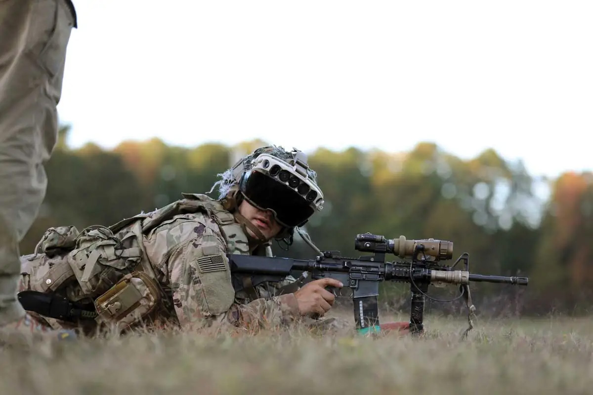 Un soldado prueba el prototipo militarizado Capability Set 3 del Sistema Integrado de Aumento Visual del Ejército, el 21 de octubre de 2020, durante un evento de prueba con fuego real en el tercer ejercicio Soldier Touchpoint en Fort Pickett, Virginia