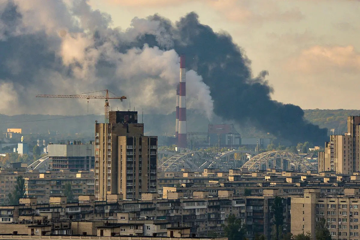 El humo se eleva sobre la capital ucraniana, Kiev, después de que Rusia desatara una serie de mortíferos ataques con misiles sobre ciudades de toda Ucrania en el marco de una oleada de ataques contra civiles e infraestructuras en octubre de 2022