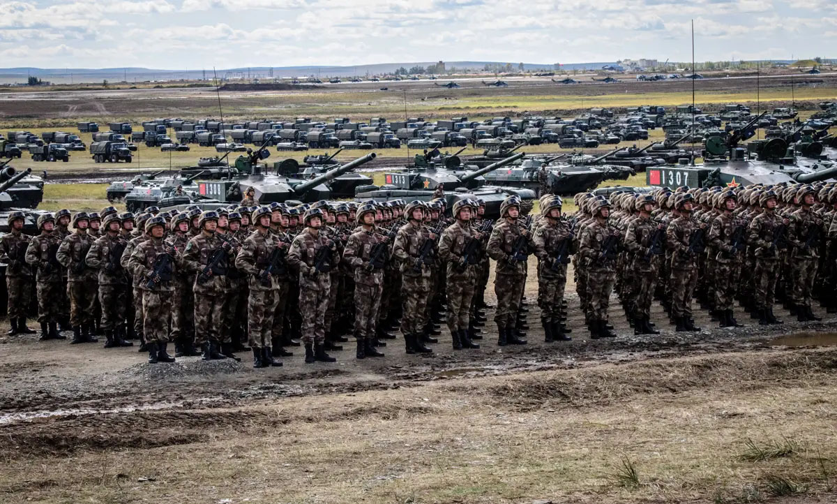 Tropas chinas desfilan durante los ejercicios militares Vostok-2018 el 13 de septiembre de 2018 en el campo de entrenamiento de Tsugol, en Siberia, cerca de las fronteras de Rusia con China y Mongolia