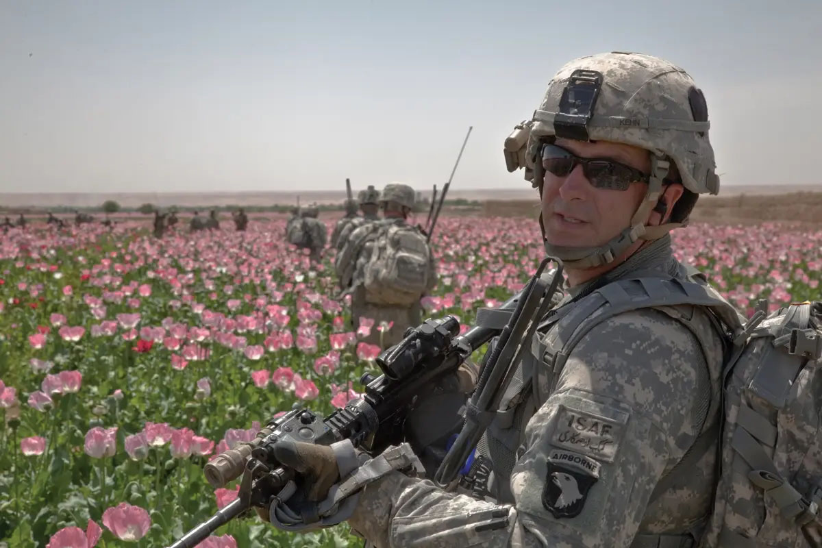 El sargento de primera clase Scott Kehn, de la 101 División Aerotransportada, patrulla por los cultivos de adormidera cerca de Nalghan, Afganistán, el 21 de abril de 2011