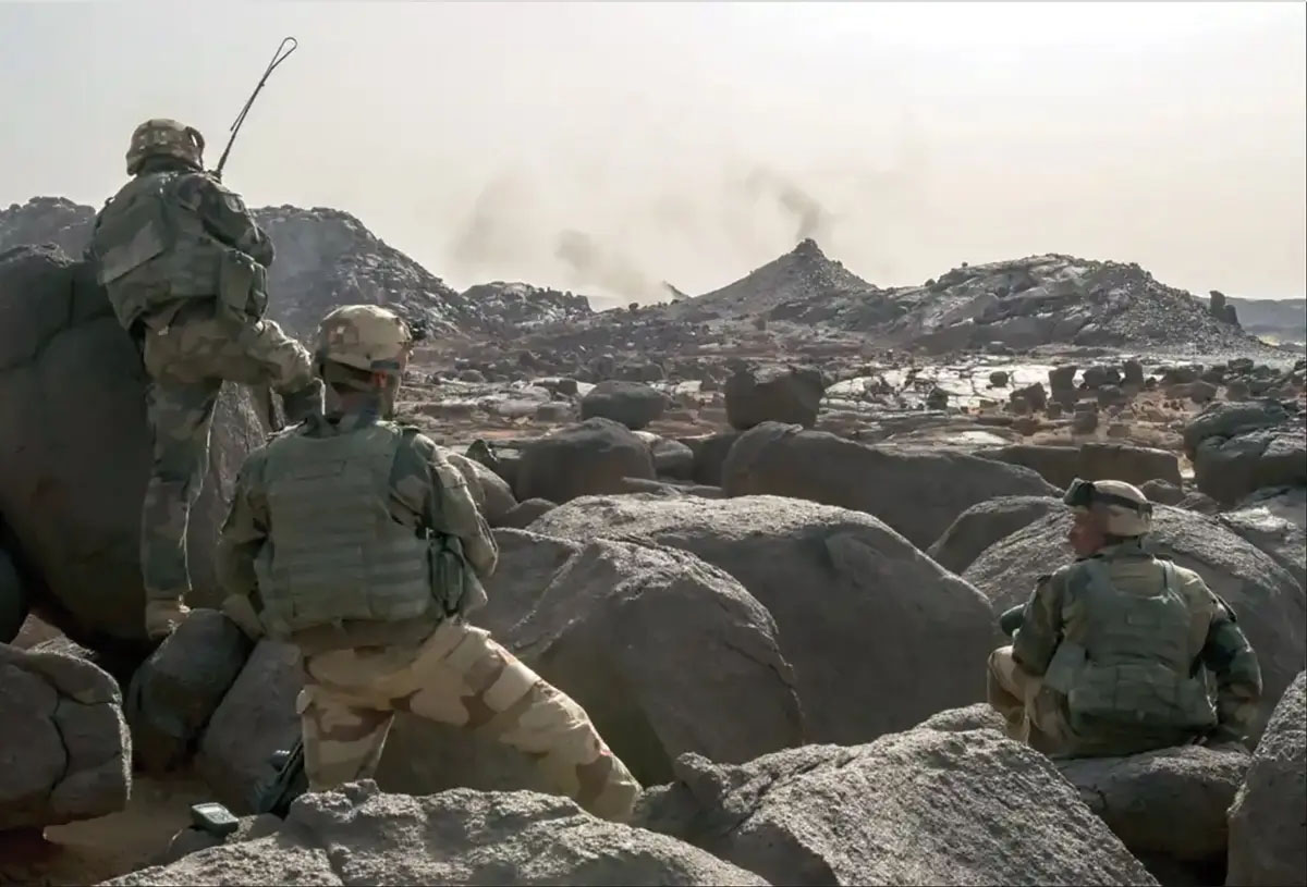Soldados franceses recién llegados rastrean el horizonte el 28 de febrero de 2013 en busca de fuerzas insurgentes yihadistas que operan en Malí