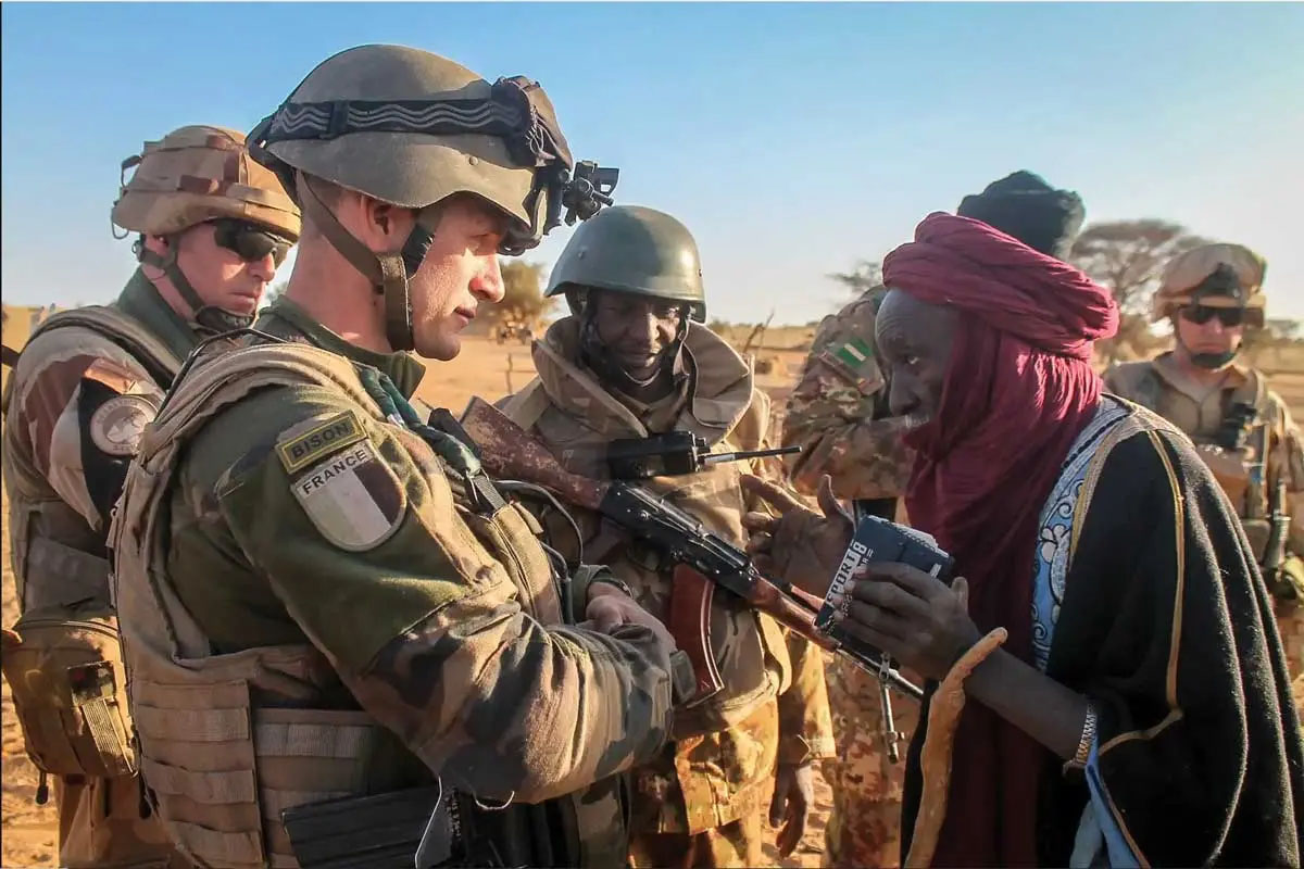 Soldados franceses del 126 Regimiento de Infantería y soldados malienses conversan con un lugareño en el sur de Malí, 17 de marzo de 2016